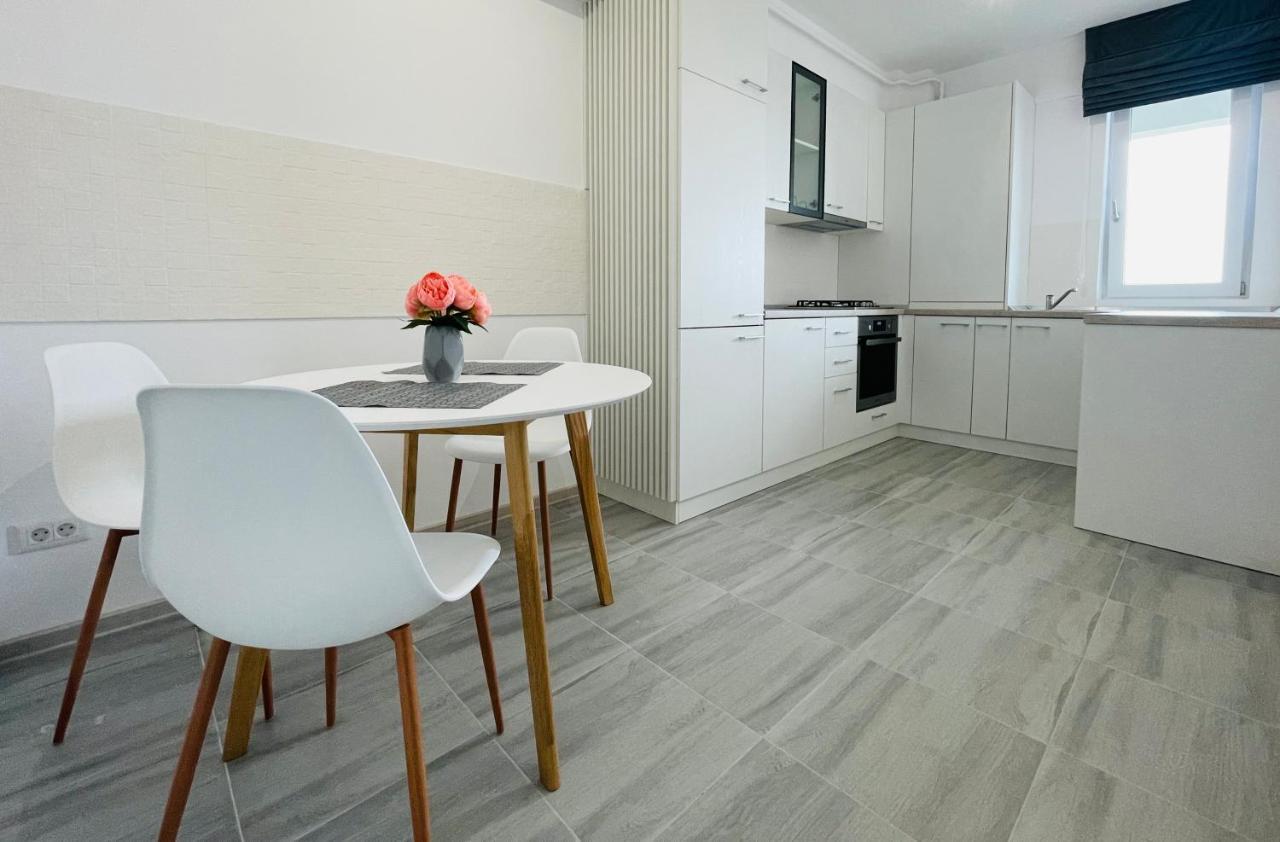 Q Royal Apartment - Palas Center Iasi Ngoại thất bức ảnh
